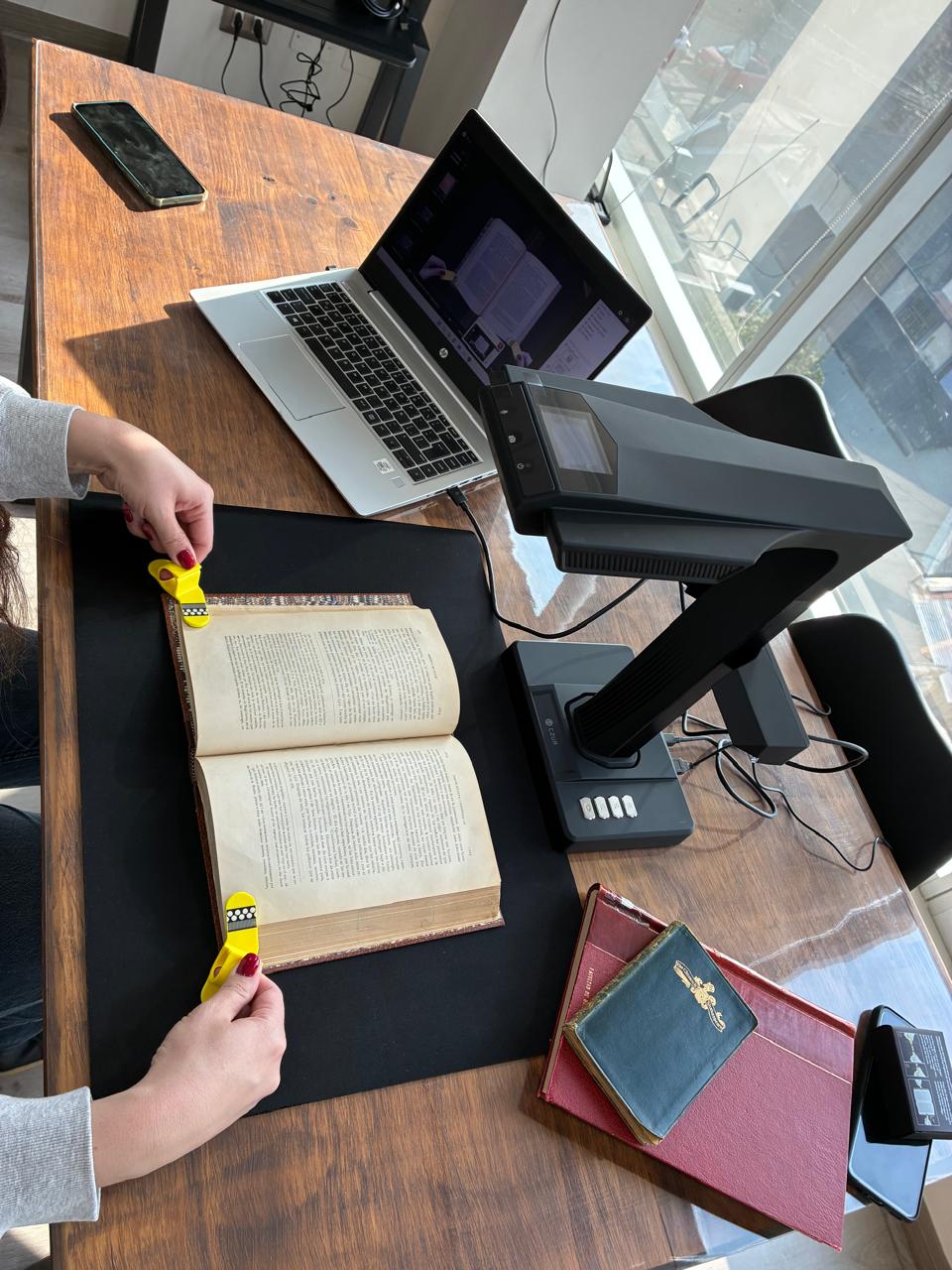 Digitalización de un libro antiguo con escáner cenital en las instalaciones de ITServicios